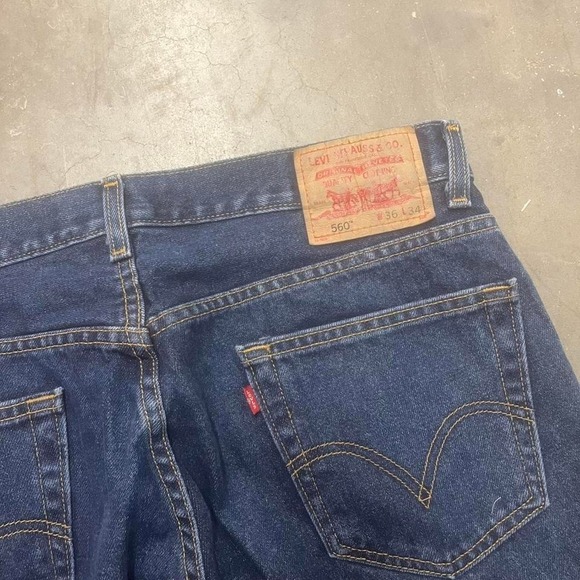 Vintage Levi's 560 men's dark wash pleated jeans loose comfort 2004 36 - Picture 2 of 8